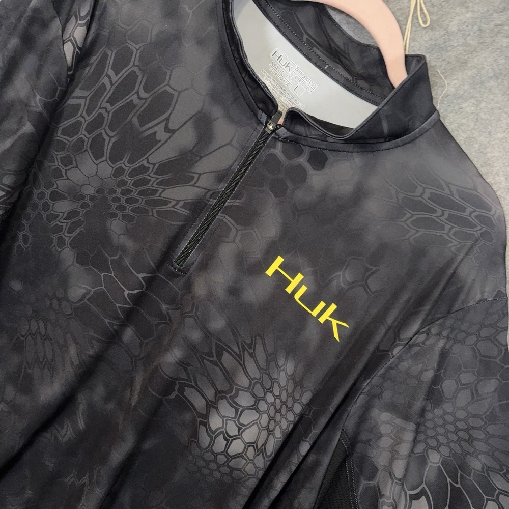 Huk Performance Fishing Shirt Mens Sz L Gray Black Reptile AOP Mesh Inserts